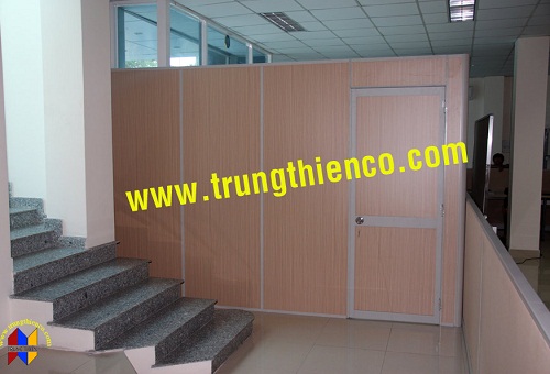 Vách ngăn gỗ có độ bền cao, màu sắc đa dạng, giá cả hợp lý, đặc biệt tạo cảm giác gần gũi với tự nhiên