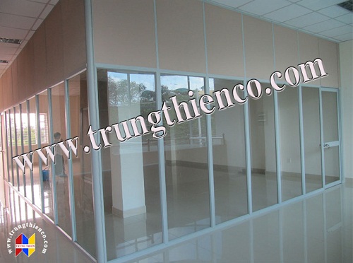 Vách ngăn kính với tính năng ưu việt như bền, chịu lực và khả năng thích ứng với mọi điều kiện thời tiết