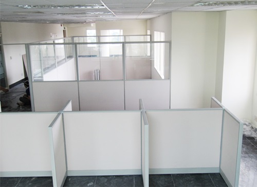 Vách ngăn kính nhằm tạo một không gian làm việc sang trọng và đẳng cấp