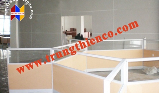 Vệ sinh vách ngăn văn phòng đúng cách